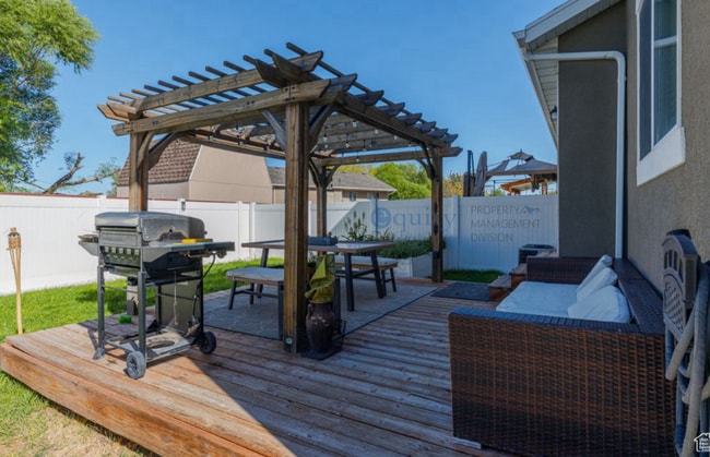 Foto del edificio - 2734 S Riverhead Dr