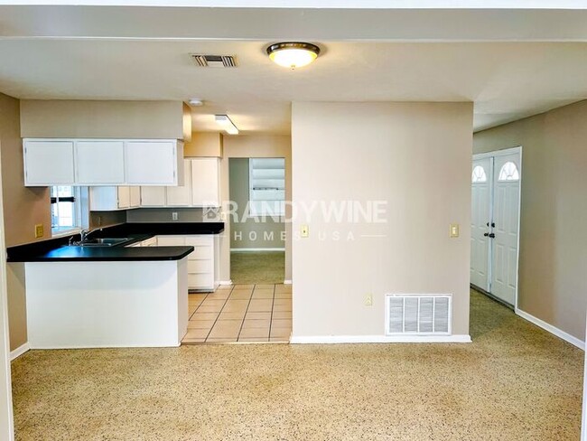 Building Photo - Charming 3BR with Fenced yard in Kingswood...