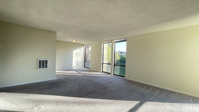 Building Photo - 1081 Beach Park Blvd