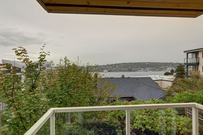 Foto del edificio - Spacious 4bd/2.5ba Townhome w/ Sweeping Vi...