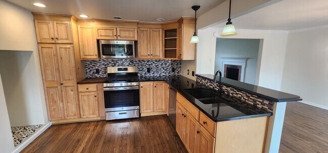 Building Photo - Beautiful and Spacious Wallingsford 4 Bedr...