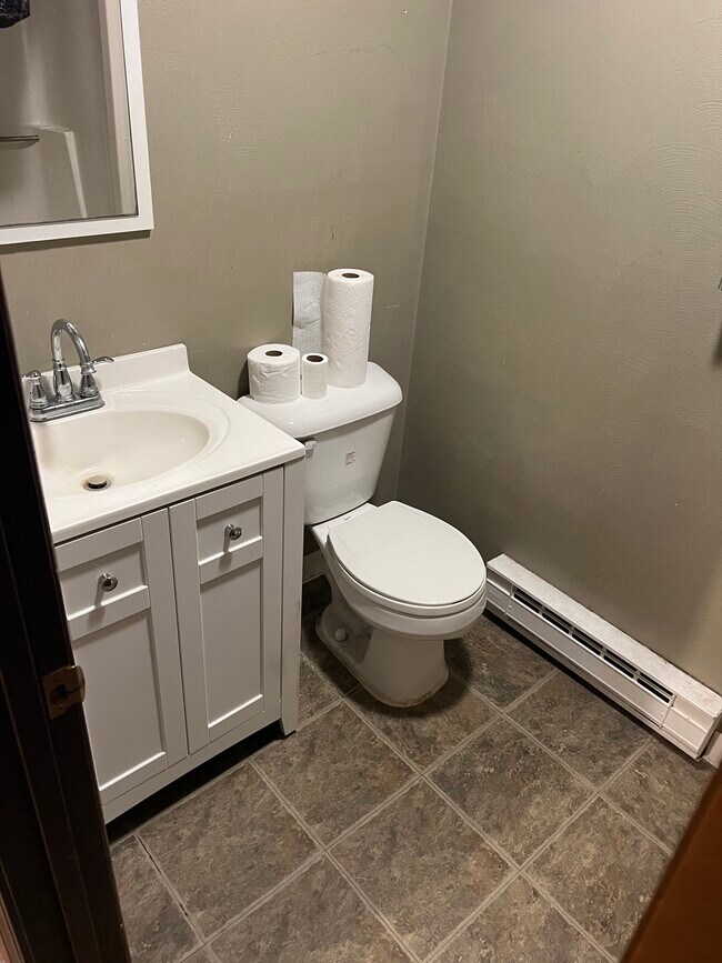 Baño en la planta baja - 832 Oakdale Rd