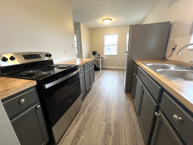 Kitchen - 424 Lemmon St