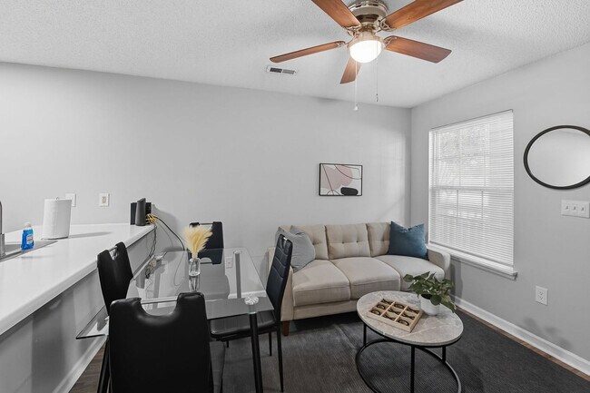 Building Photo - 2 Kings Creek Dr