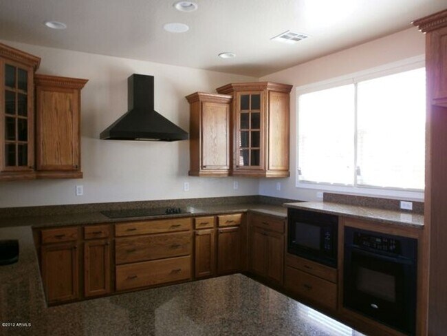 Foto del edificio - Beautiful & spacious 4bdrm 4 bth home in W...
