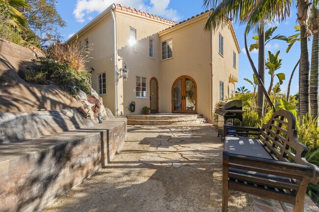 Foto del edificio - 2856 Glendower Ave