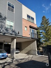 Building Photo - 312 NE Maple St