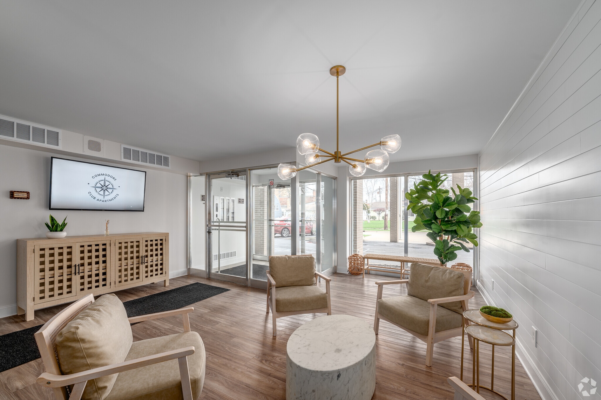 Commodore Club Apts – photo 1
