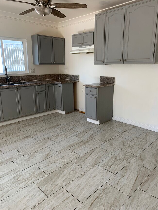 Building Photo - 1453 W 41st Pl