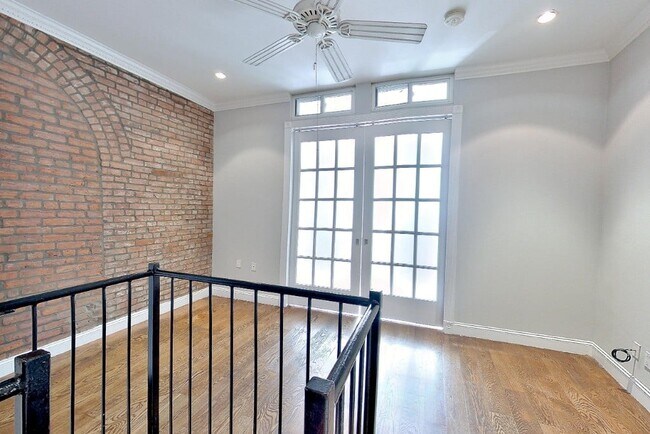 Building Photo - 566 Hudson St