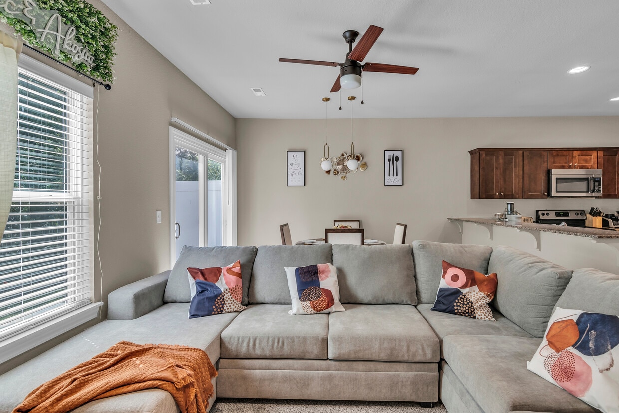 LIVING ROOM - 9413 N Adrian Ave