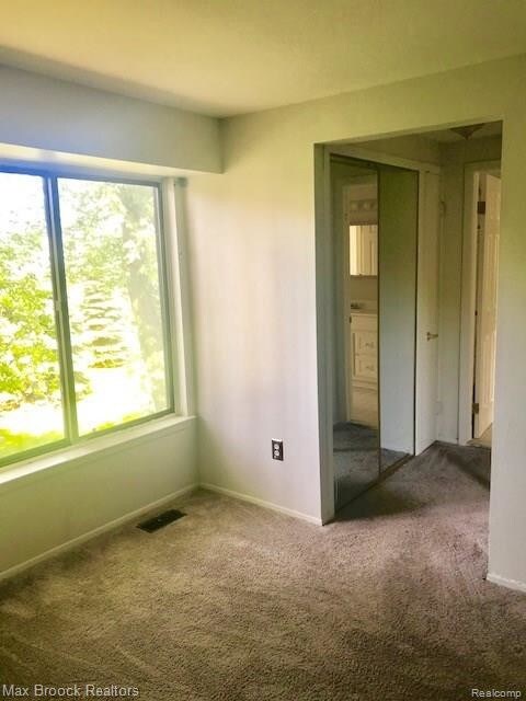 Foto del edificio - 327 Willow Grove Ln
