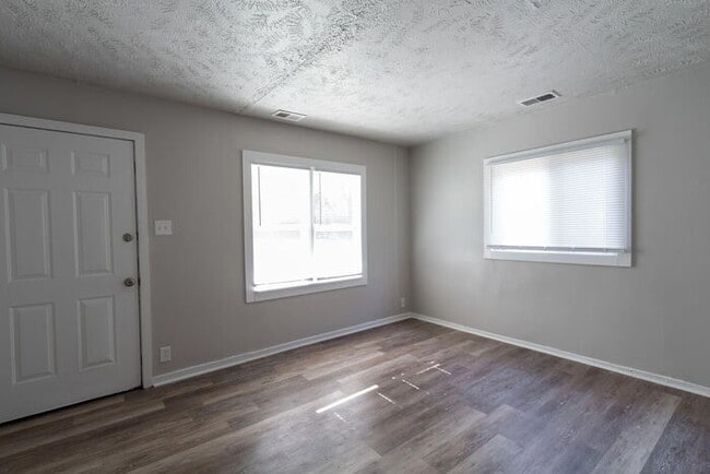 Photo - EAST SIDE 2 BEDROOM AVAILABLE NOW! House