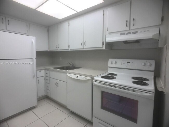 Building Photo - 6530 Lake Patricia Dr