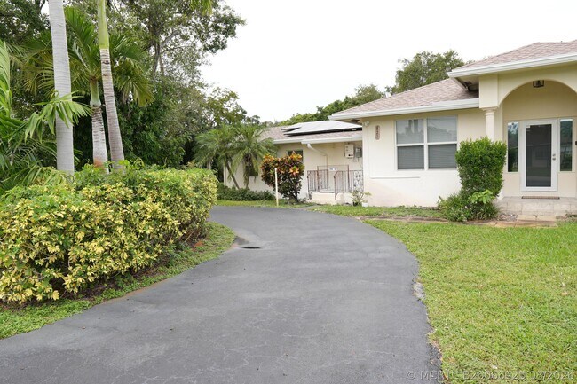 Building Photo - 821 SW 13th Ct