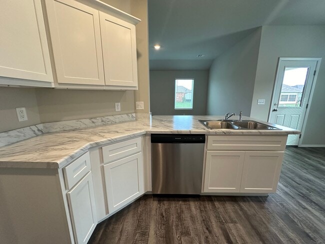 Building Photo - Quiet cul-da-sack - 3 bed 2 bath 2 car garage