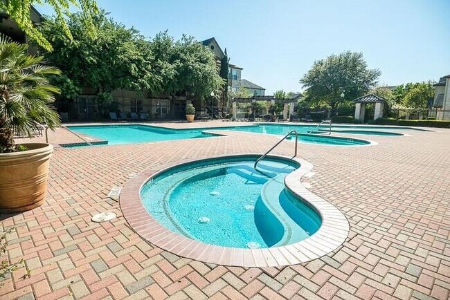 Foto del edificio - 1215 W Slaughter Ln