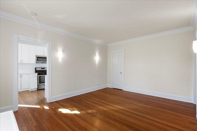 Building Photo - Large Studio in Andersonville