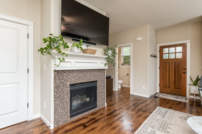 Building Photo - Stylish 3 bedroom Townhome Living in Orego...