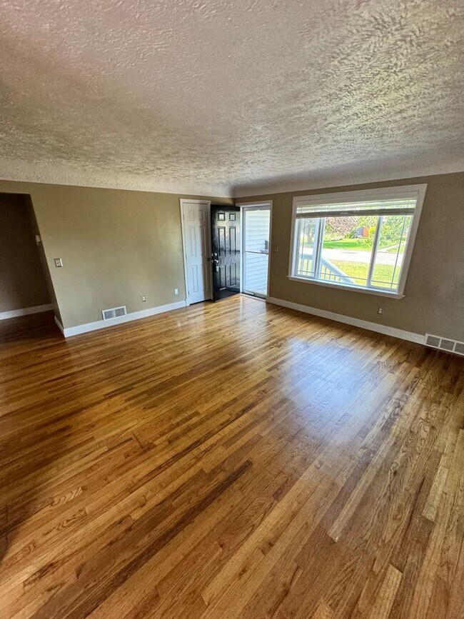 Building Photo - Gorgeous South Hill Home!