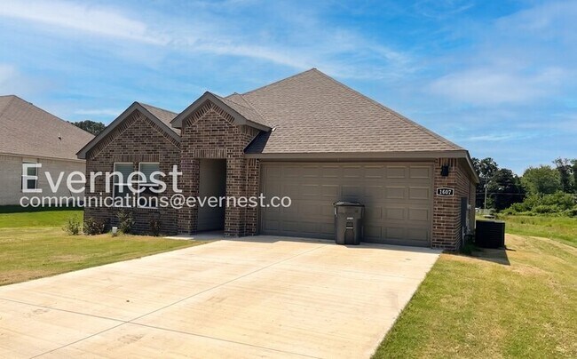 Foto del edificio - 4-Bed/ 2-Bath Home/Pet Friendly/ Voucher Accepted/Available Now!