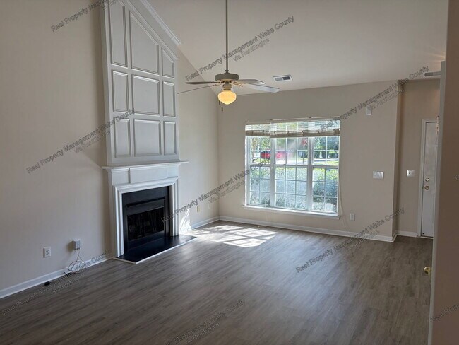 Foto del edificio - 100 Caraleigh Ct