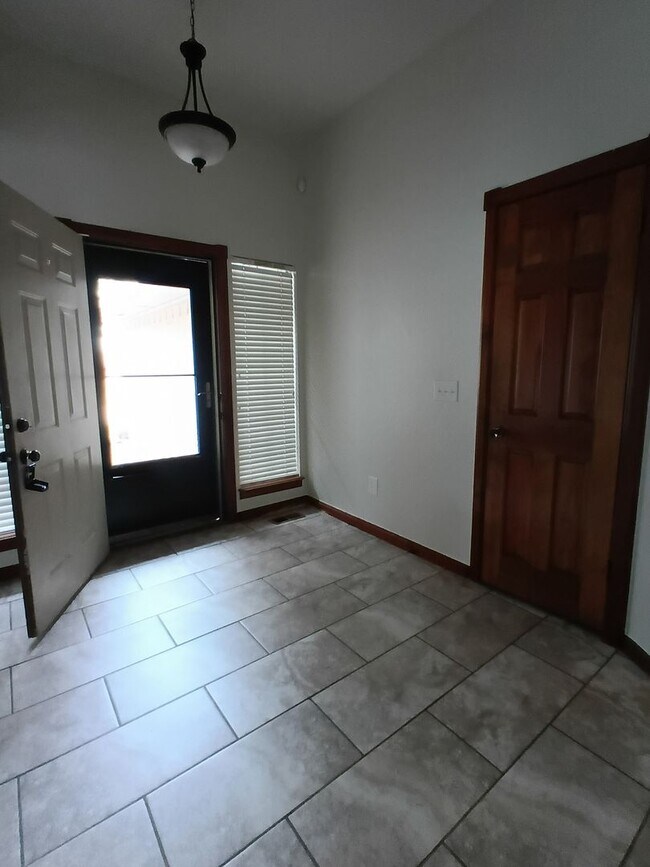 Foto del edificio - Carl Albert Schools! - Great Home!