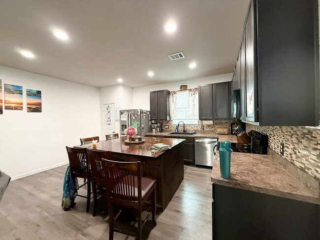 Building Photo - 4 Bed, 3.5 Bath Home in Bryan for March Move In!