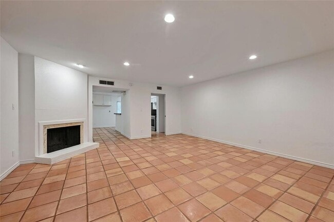 Building Photo - 6637 Valleyside Rd