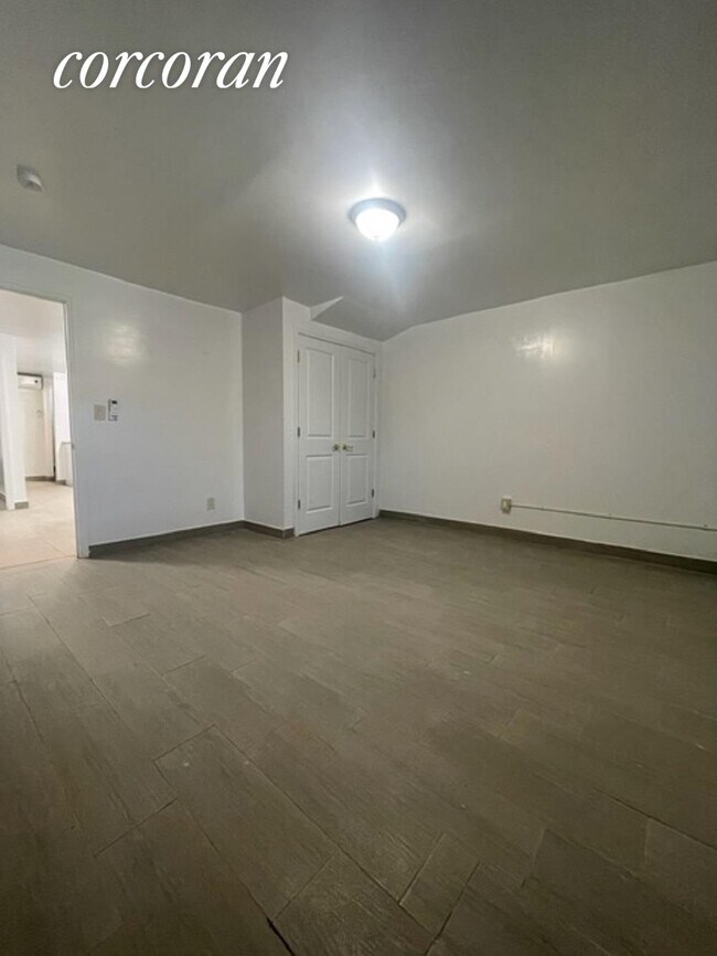 Building Photo - 131 E 45th St