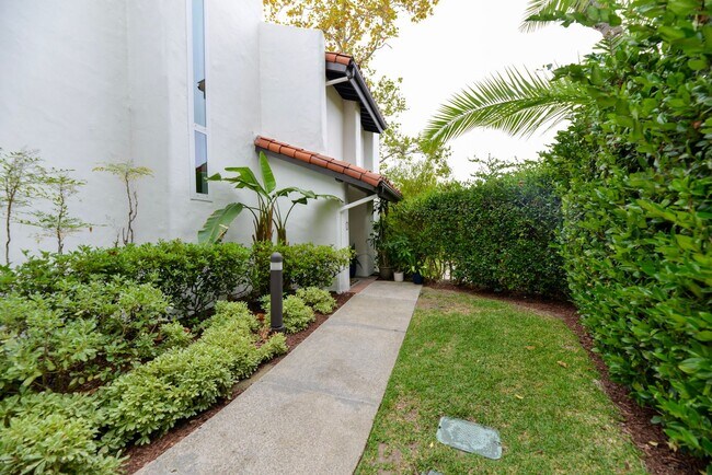 Foto del edificio - Fully Remodeled unit in the beautiful gate...