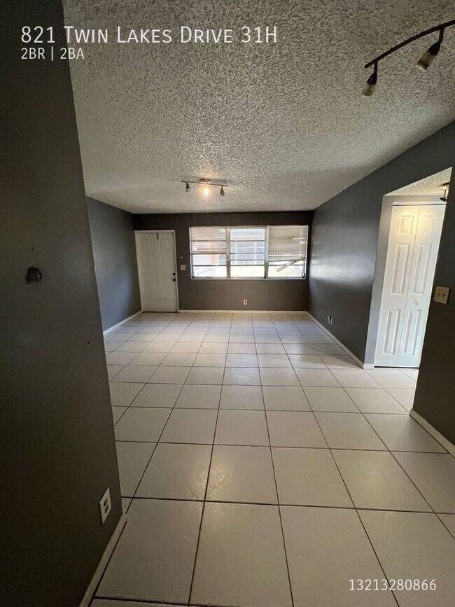 Foto del edificio - 821 Twin Lakes Dr