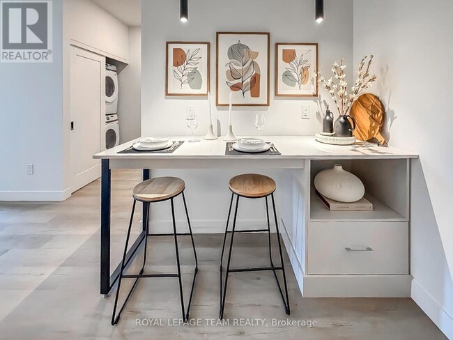 Building Photo - 398 Roosevelt Ave