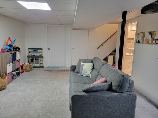 Building Photo - 413 N Rosa Rd