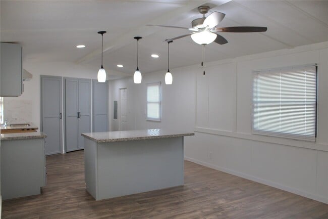 Building Photo - 21615 Erika Ct