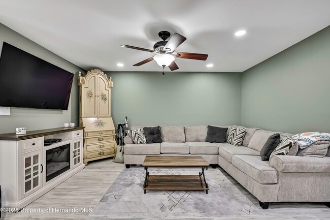 Foto del edificio - 6395 Pinestand Ct