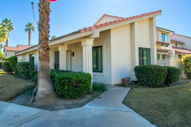Foto del edificio - Great Corner Lot Condo at Mountain Shadows!