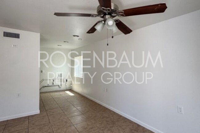 Building Photo - Beautifully updated 3-bedrooms, 2-baths ho...