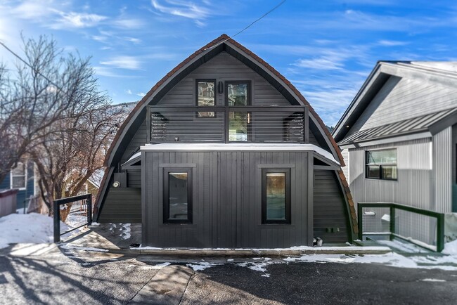 Building Photo - Charming A Frame Chalet in Old Town