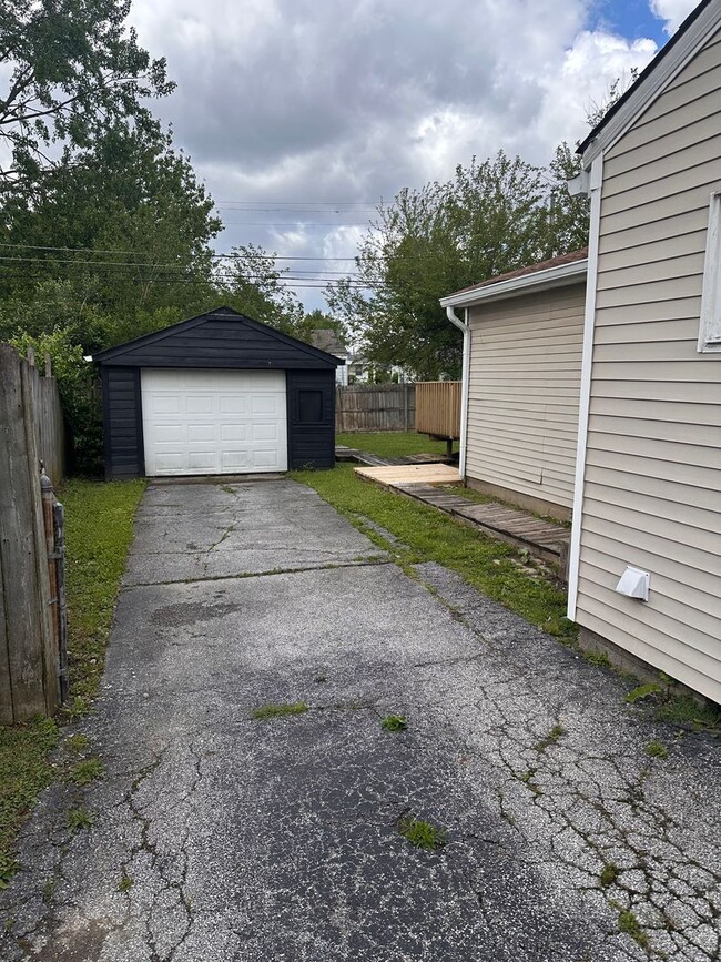 Building Photo - 4 bed 2 full bath home located in very desirable Irvington.