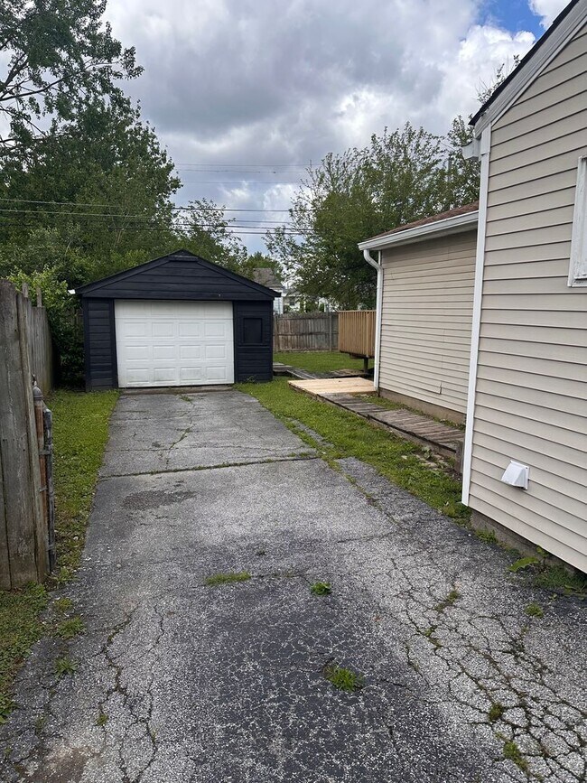 Foto del edificio - 4 bed 2 full bath home located in very desirable Irvington.