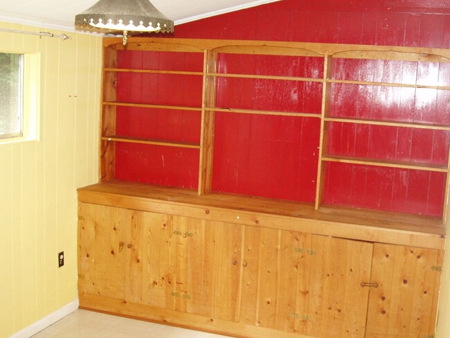 Building Photo - 4 Bedroom, 1 Level Living in Parkwood with...