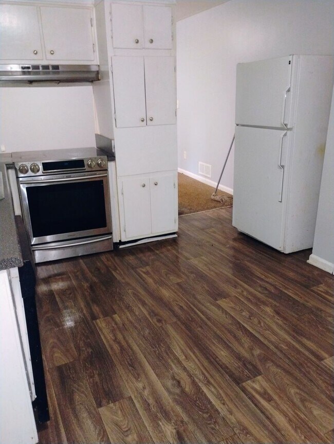 Building Photo - AMAZING 3 BEDROOM HOME READY TO MOVE INTO!...