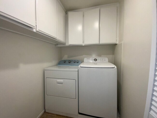 Foto del edificio - Spacious Silverlake Condo – Move-In Ready!