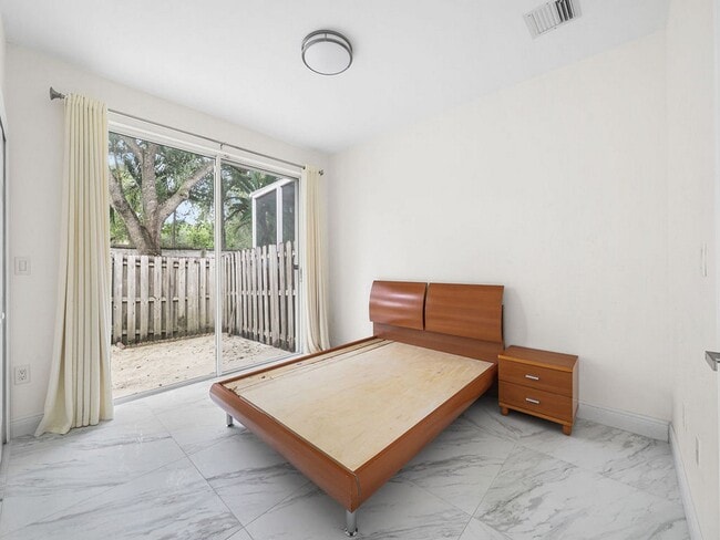 Building Photo - 7923 N Southwood Cir