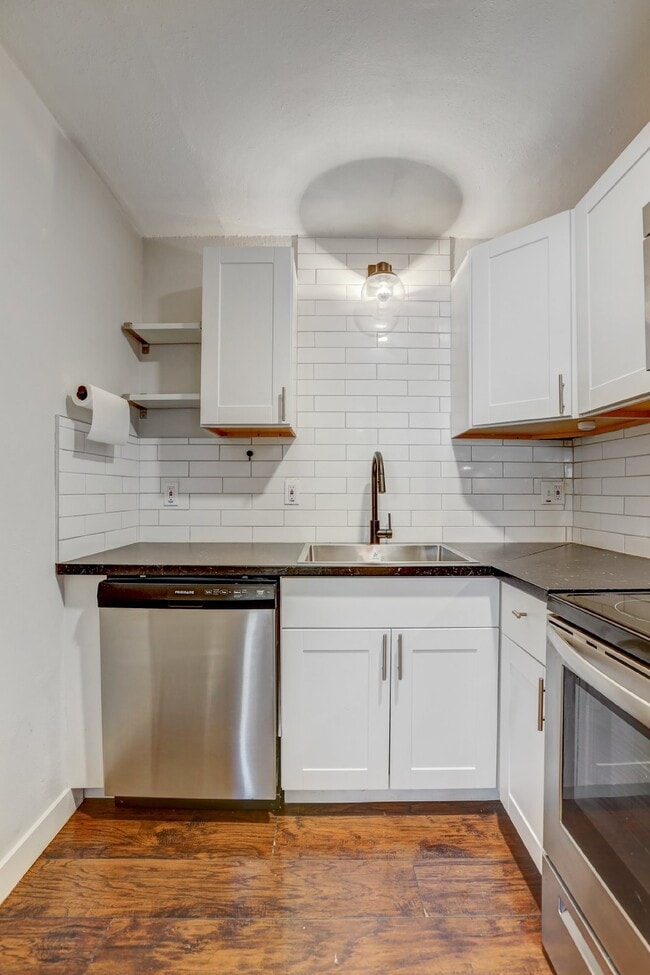 Building Photo - $1,550 - 1 Bed Updated Condo right by Cher...