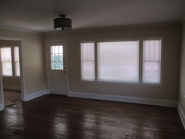 Building Photo - Beautiful 3 bedroom, 2 bath house on a lar...