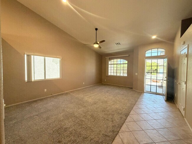 Foto del edificio - Beautiful Single-Story Home with 3-Car Garage & Covered Patio