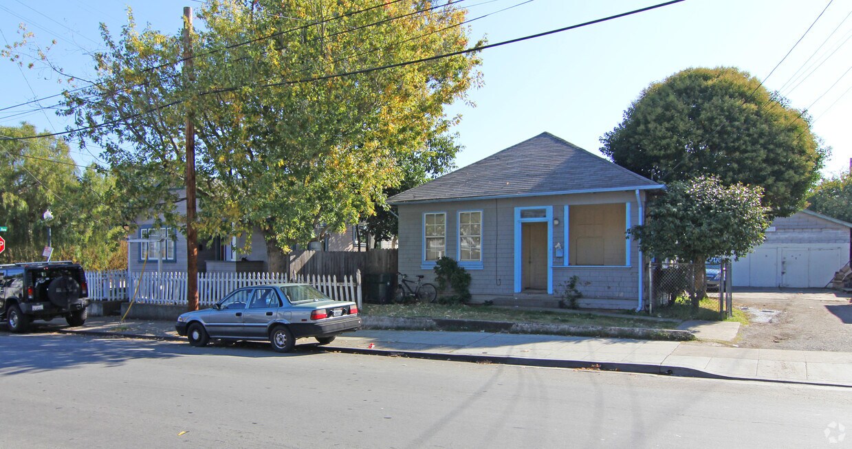 Primary Photo - 328-330 Tilton Ave
