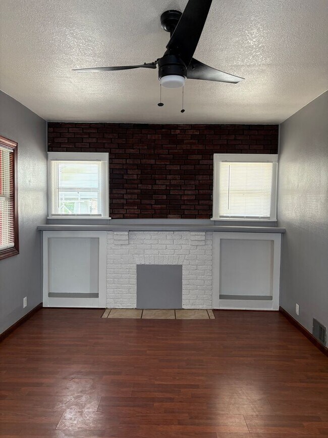 Foto del edificio - Beautiful 4 bedrooms and 2 bathrooms!